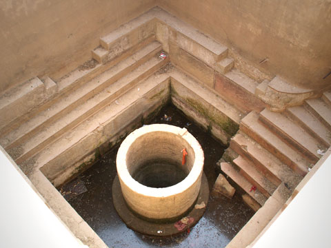 Old well at Nidhuvana