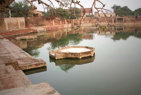 Ghat at Shyama-kunda