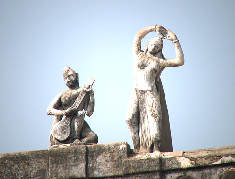 Statues atop Shahji Mandir